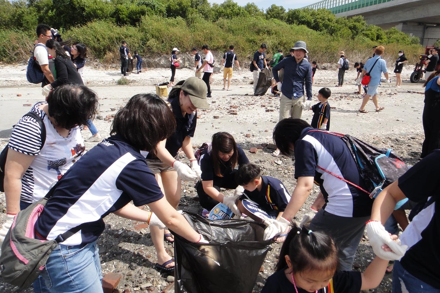 環保愛地球的歐德集團也在這天來到彰化王功漁港，舉辦員工旅遊更與世界各國一起淨灘愛地球。